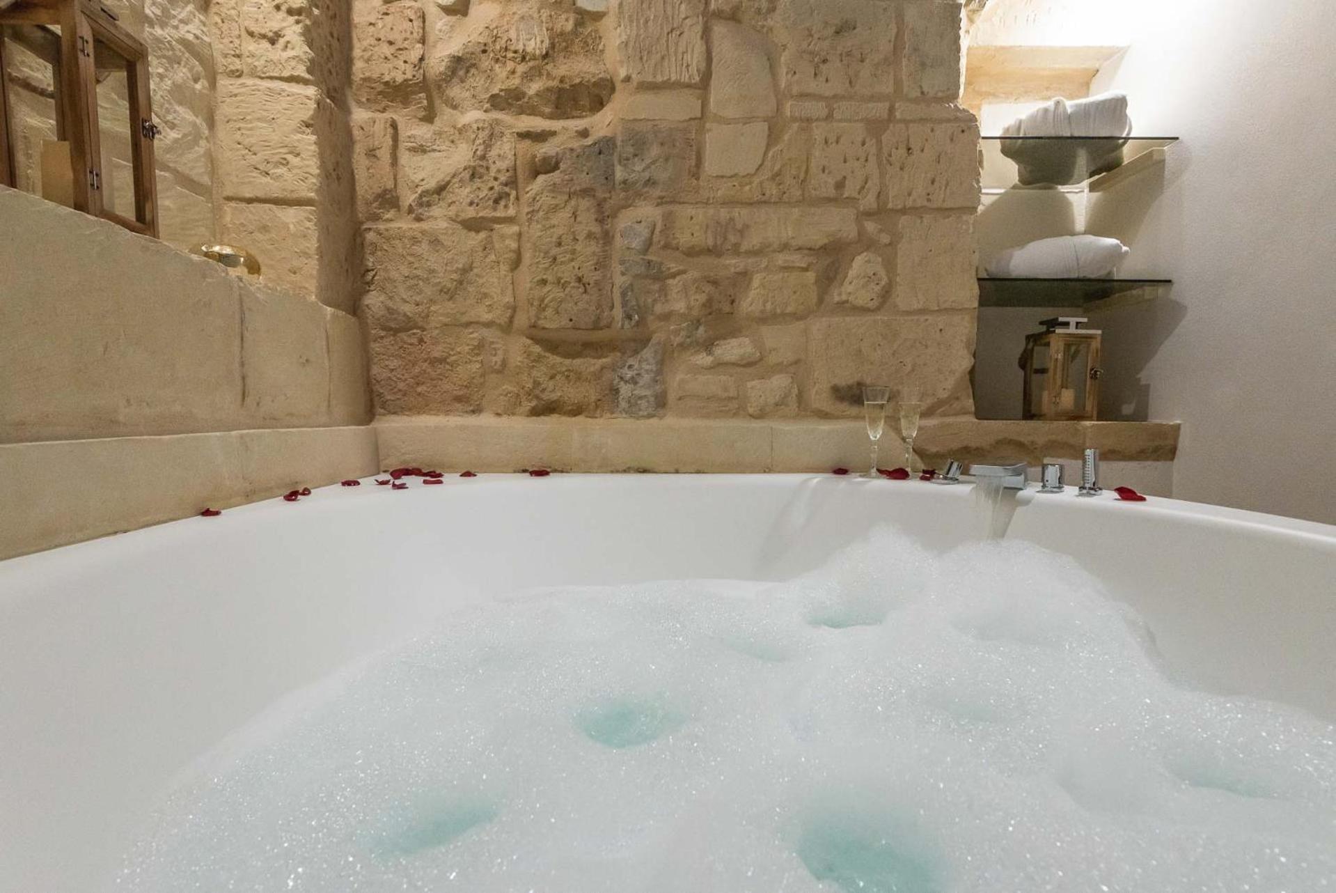 Le Nicchie Luxury Rooms Lecce Bagian luar foto