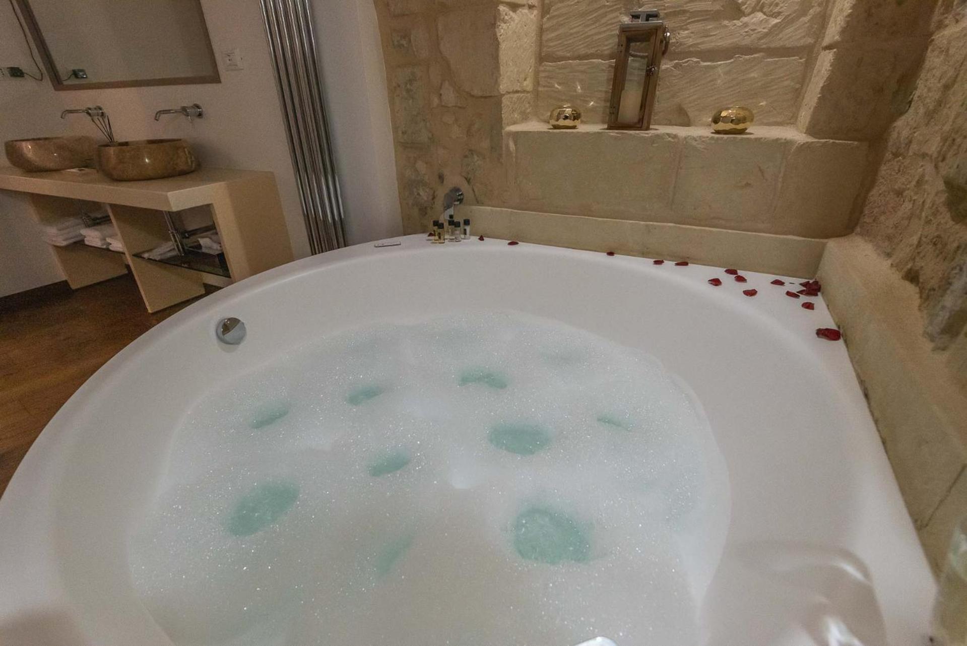 Le Nicchie Luxury Rooms Lecce Bagian luar foto