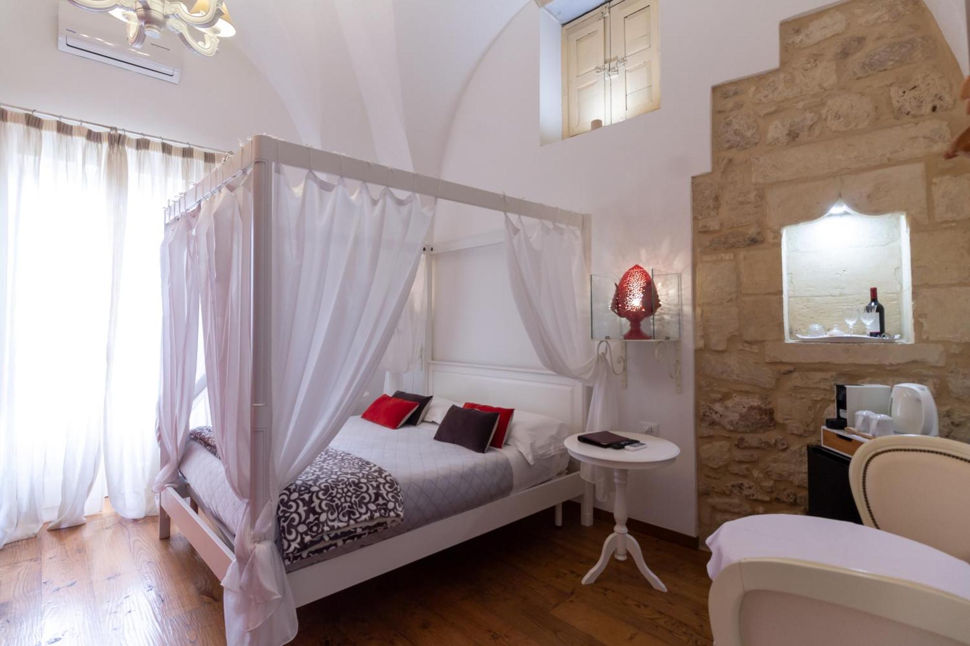 Le Nicchie Luxury Rooms Lecce Bagian luar foto
