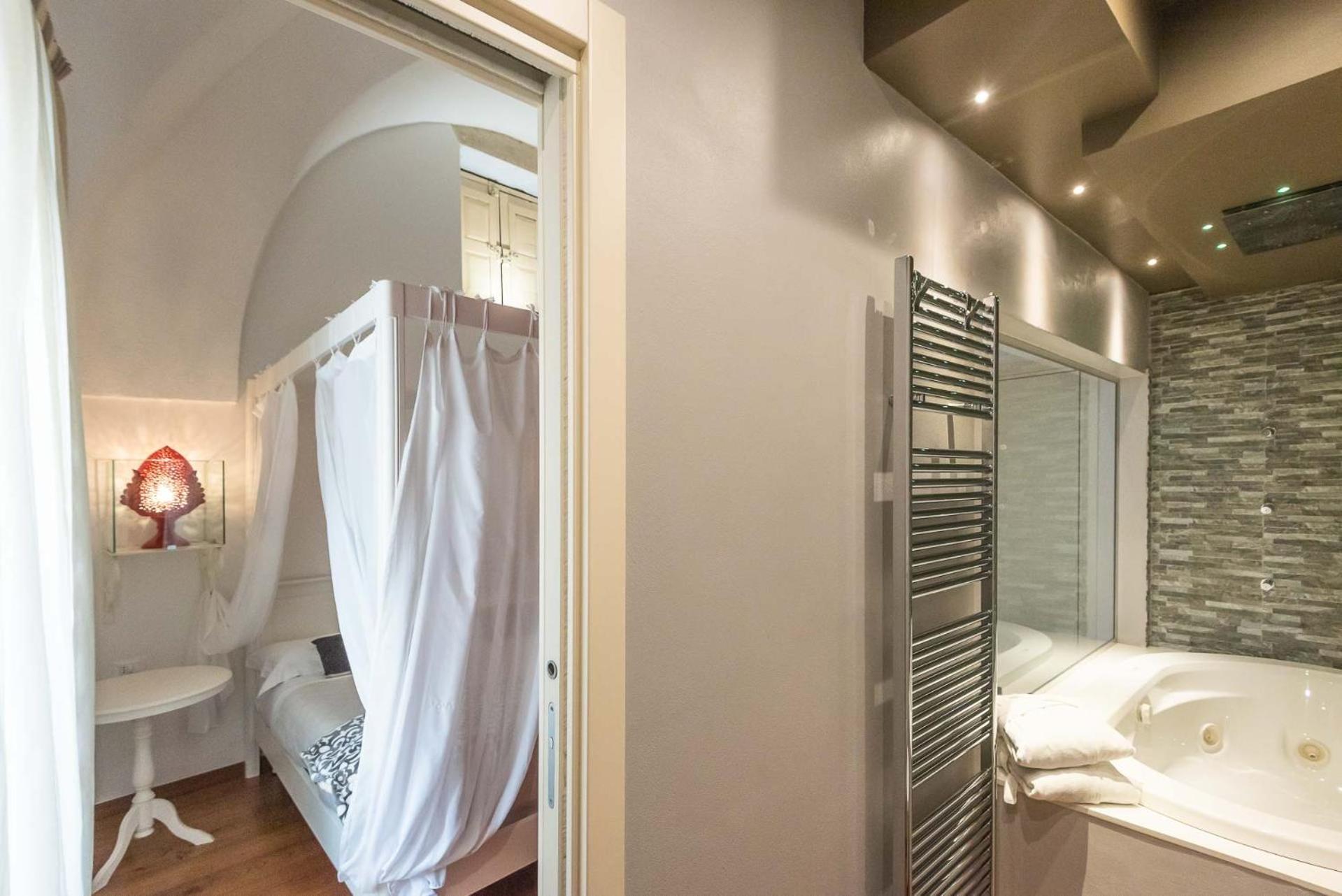 Le Nicchie Luxury Rooms Lecce Bagian luar foto
